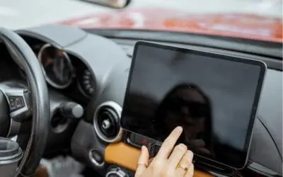 Schermi Touch nelle auto e distrazione alla guida: la spiegazione del ritorno dei comandi fisici
